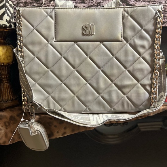 🖤🖤NWT-STEVE MADDEN Gray Faux Leather
Quilted Large Shoulder Bag🖤🖤 - Picture 9 of 12